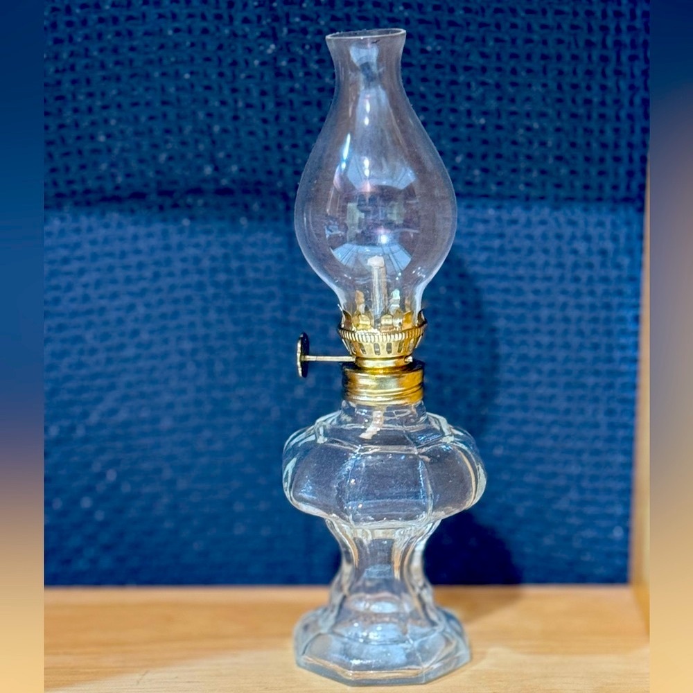 Elegant Clear Glass Oil Lamp Figurine - Picture 1 of 8